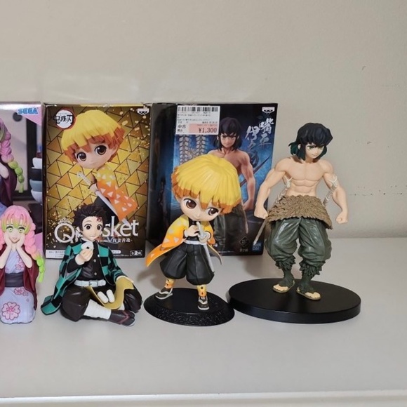 Demon slayer manga books, plushie and action figures - Picture 11 of 12